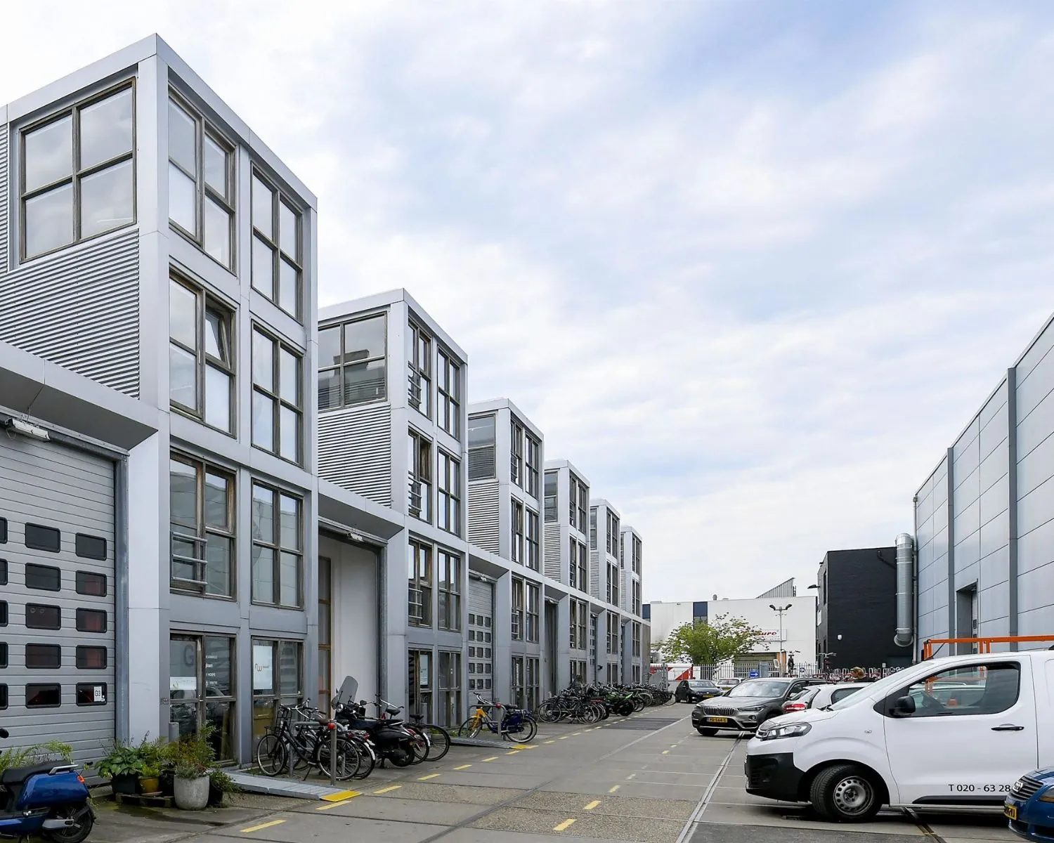 Moderne kantoorunits aan de Asterweg 20F in Amsterdam met parkeergelegenheid en fietsenstalling.