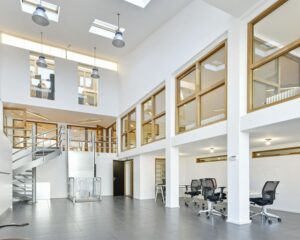 Moderne kantoorruimte met hoge plafonds, glazen wanden en flexwerkplekken aan de Asterweg 20F in Amsterdam.