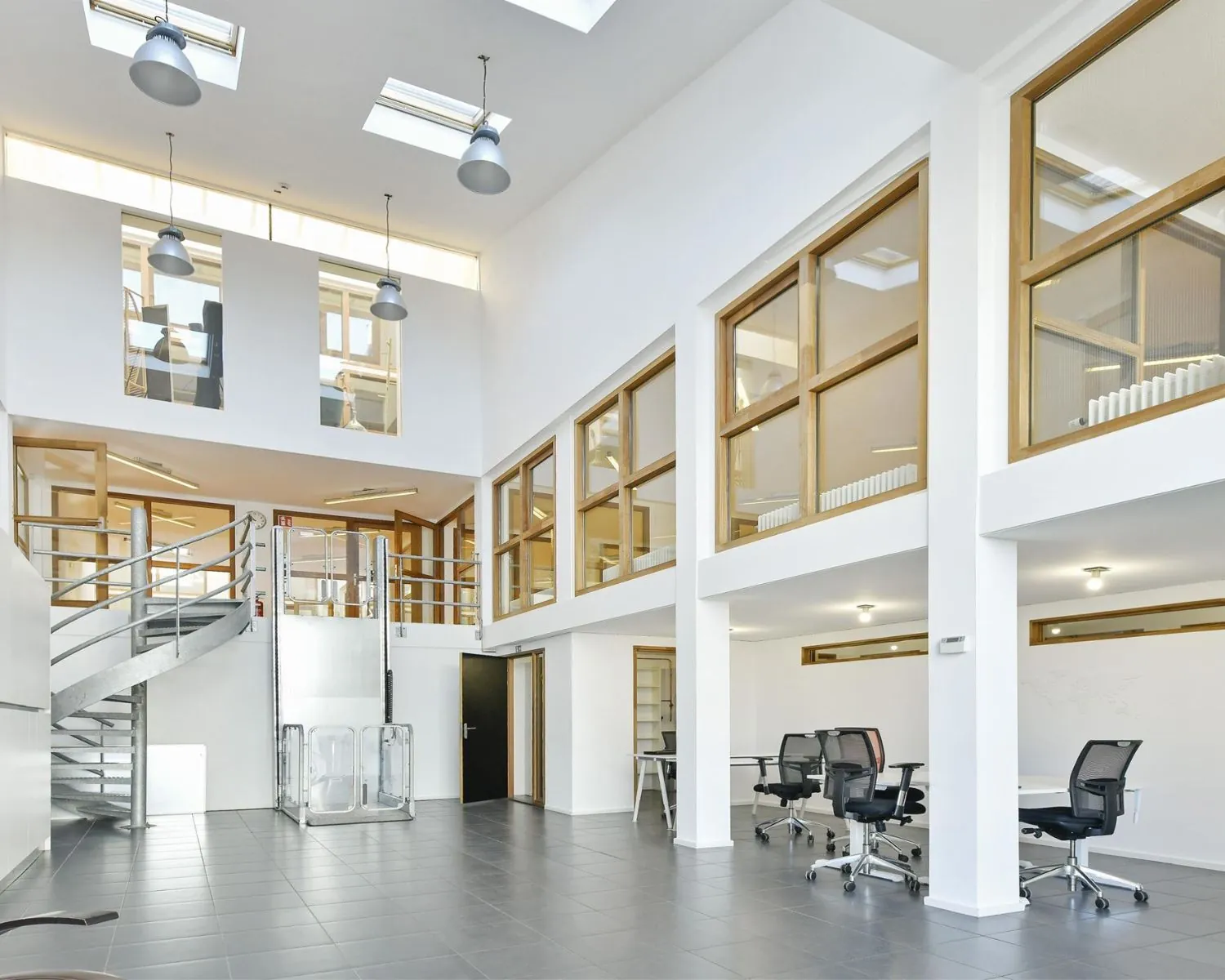 Moderne kantoorruimte met hoge plafonds, glazen wanden en flexwerkplekken aan de Asterweg 20F in Amsterdam.