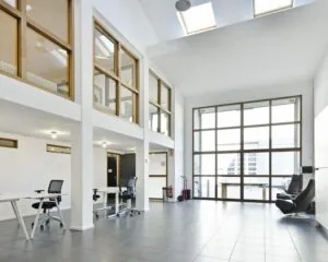 Moderne kantoorruimte met hoge plafonds, grote ramen en strakke inrichting aan de Asterweg 20F in Amsterdam.