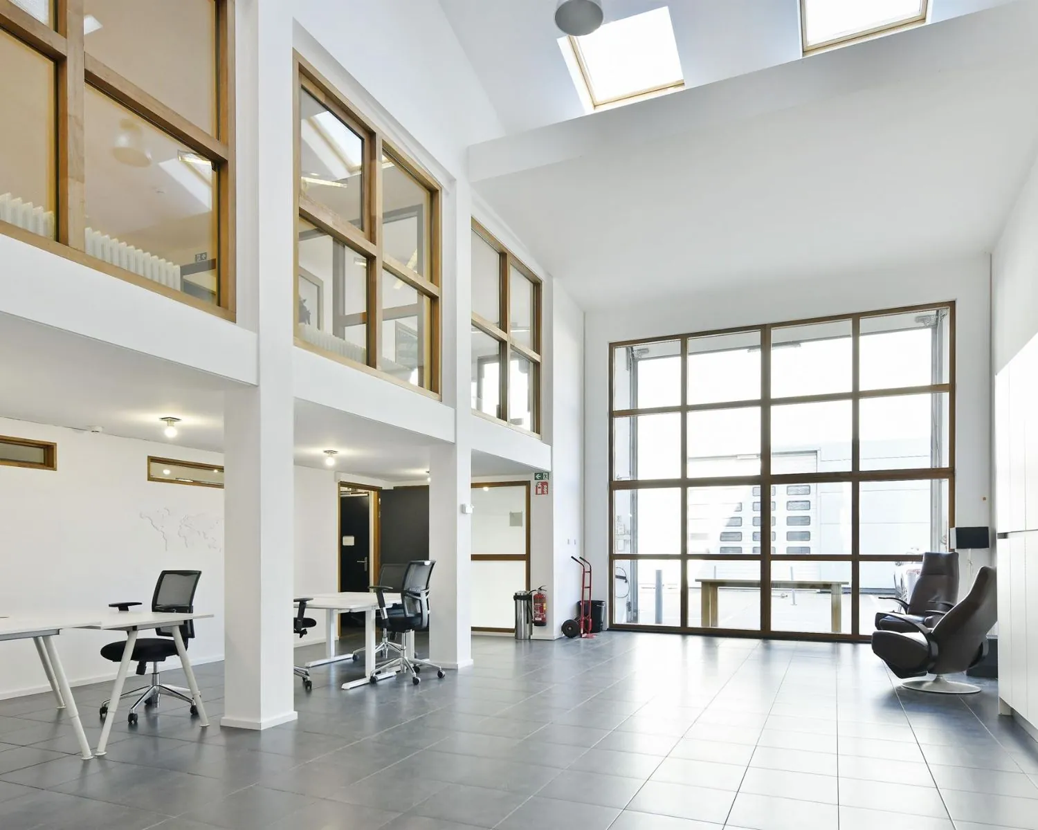 Moderne kantoorruimte met hoge plafonds, grote ramen en strakke inrichting aan de Asterweg 20F in Amsterdam.