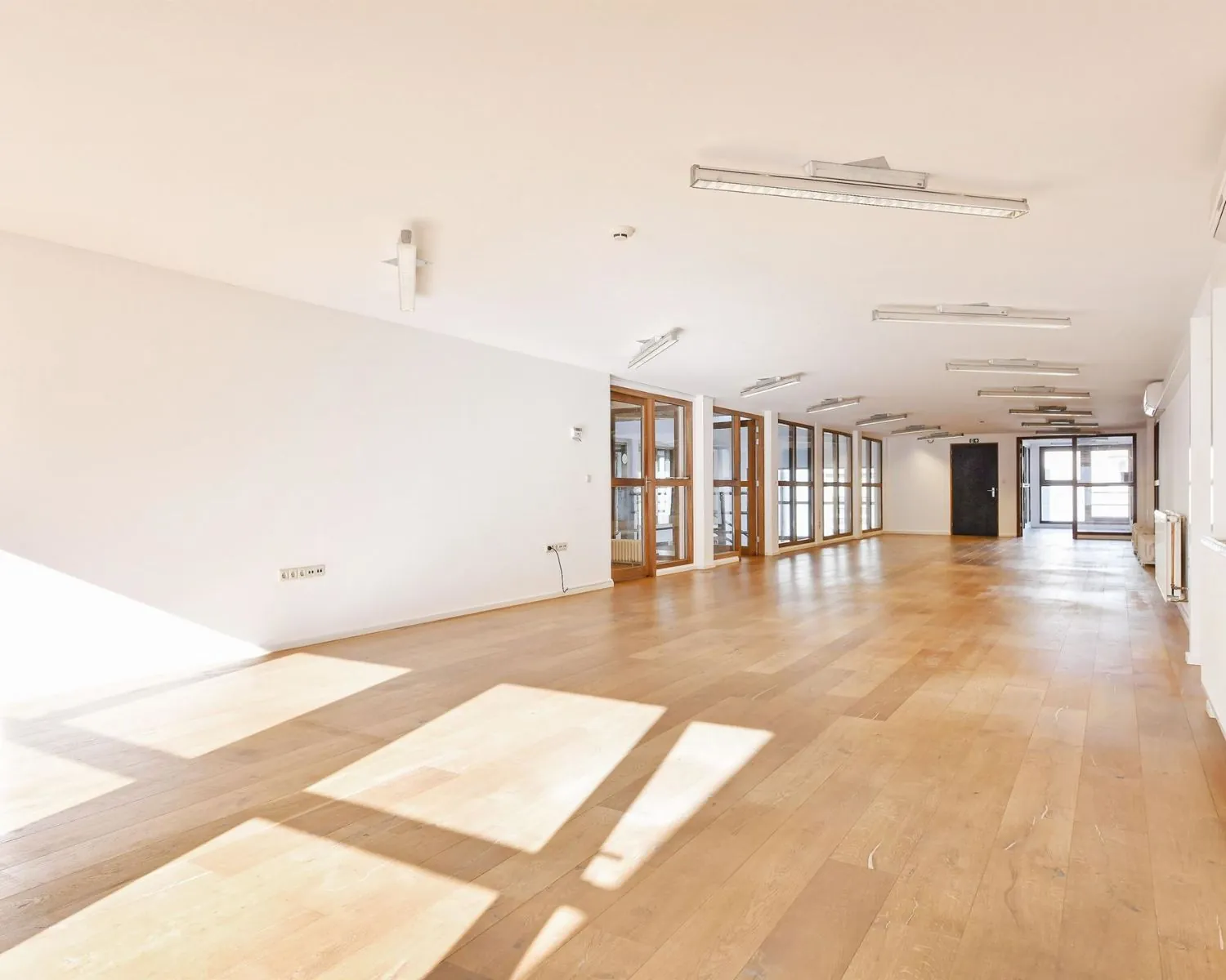 Lichte en ruime kantoorruimte met houten vloer aan de Asterweg 20F in Amsterdam.