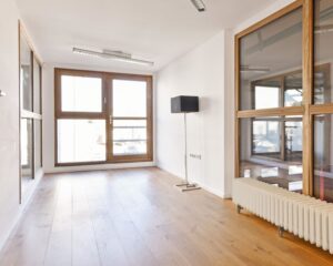 Lichte, moderne kantoorruimte te huur aan de Asterweg 20F in Amsterdam met houten vloer en grote ramen.