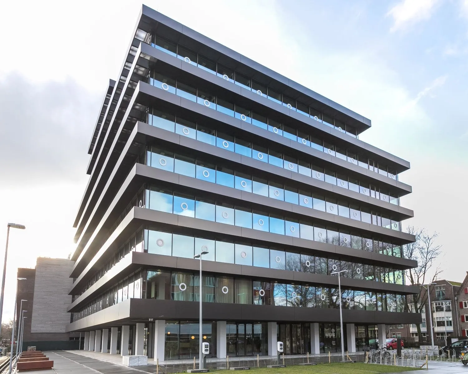 Modern kantoorgebouw De Walvis aan de Grote Bickersstraat 74–78 in Amsterdam met strakke lijnen en glazen gevel.