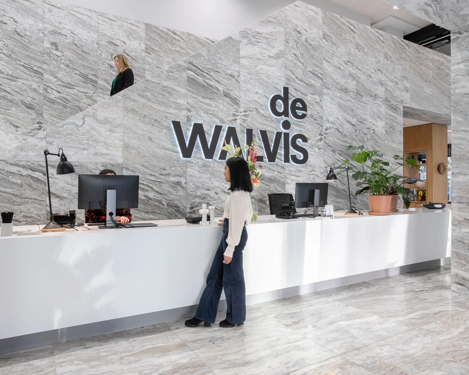 Moderne receptiebalie in de lobby van kantoorgebouw De Walvis aan de Grote Bickersstraat in Amsterdam.