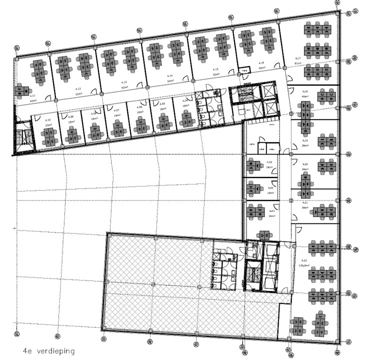 Plattegrond van de 4e verdieping van het Foz-gebouw aan de Gustav Mahlerlaan 300-318 in Amsterdam met meerdere kantoorruimtes.