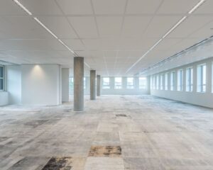 Ruime, lege kantoorruimte met grote ramen aan de Hullenbergweg 81 in Amsterdam.