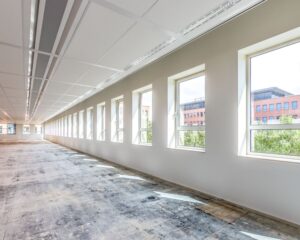 Lichte, ruime kantoorruimte te huur aan de Hullenbergweg 81 in Amsterdam met grote ramen en systeemplafond.