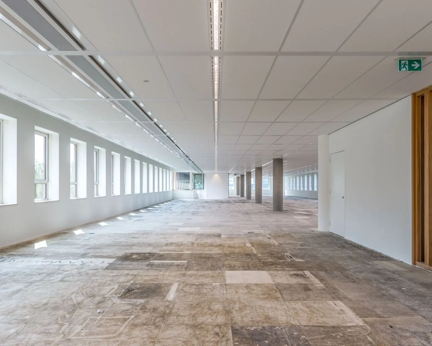 Ruime, lege kantoorverdieping te huur aan de Hullenbergweg 81 in Amsterdam met veel daglicht en systeemplafond.