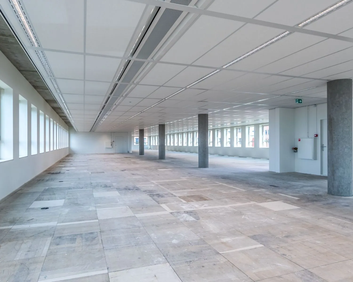 Ruime, lichte en leegstaande kantoorruimte aan de Hullenbergweg 81 in Amsterdam met systeemplafond en grote raampartijen.