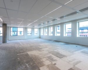 Lichte, ruime en lege kantoorruimte te huur aan de Hullenbergweg 81 in Amsterdam, met grote ramen en systeemplafond.