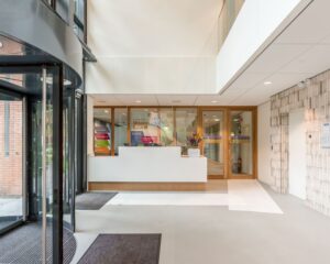 Moderne entreehal met receptiebalie van een kantoorruimte aan de Hullenbergweg 81 in Amsterdam.