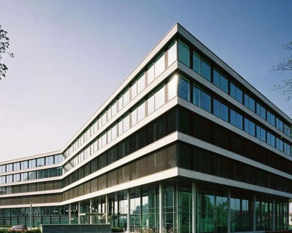 Modern kantoorgebouw aan het John M. Keynesplein 10 in Amsterdam met grote raampartijen en strakke architectuur.