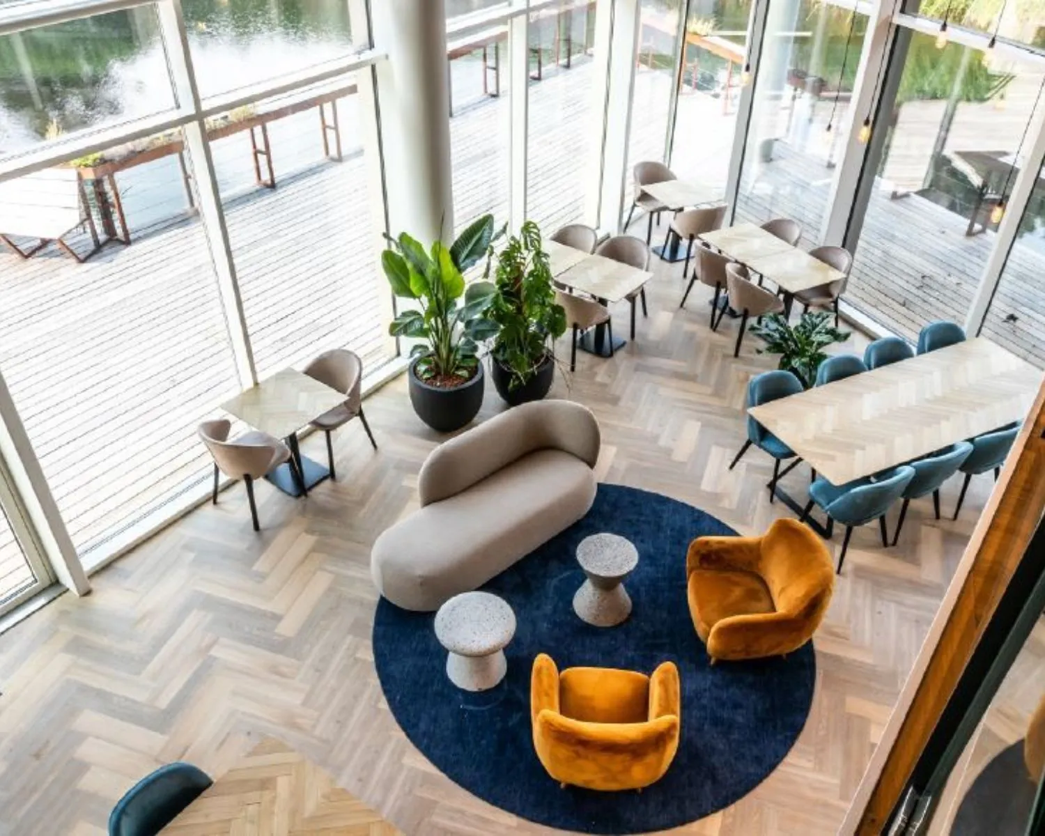 Moderne kantoorruimte met zithoek, vergadertafels en grote ramen aan het John M. Keynesplein in Amsterdam.