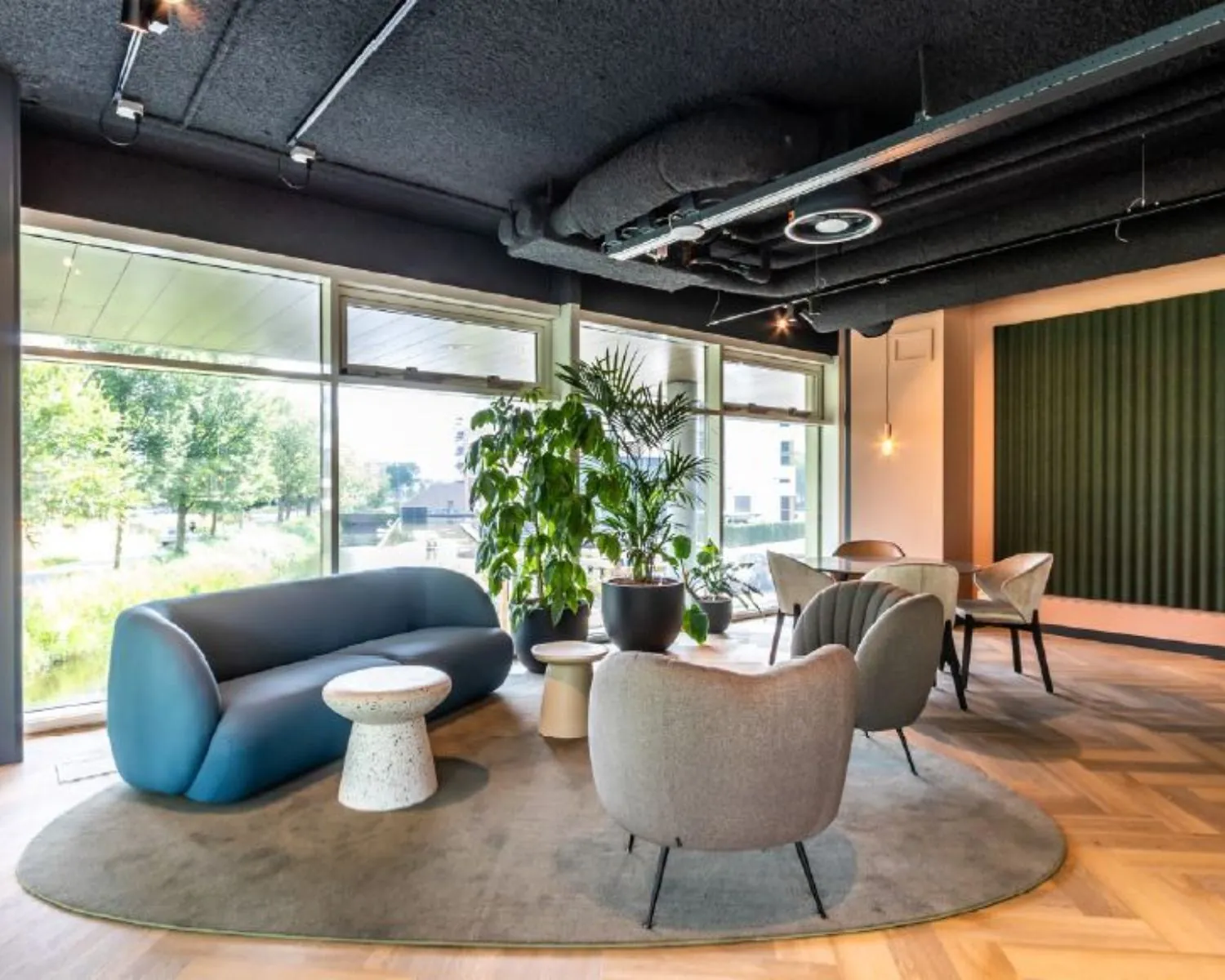 Moderne, lichte kantoorruimte met stijlvolle zithoek en grote ramen aan het John M. Keynesplein 10 in Amsterdam.