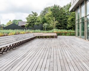 Houten terras met geïntegreerde zitbanken bij kantoorpand aan het John M. Keynesplein in Amsterdam.
