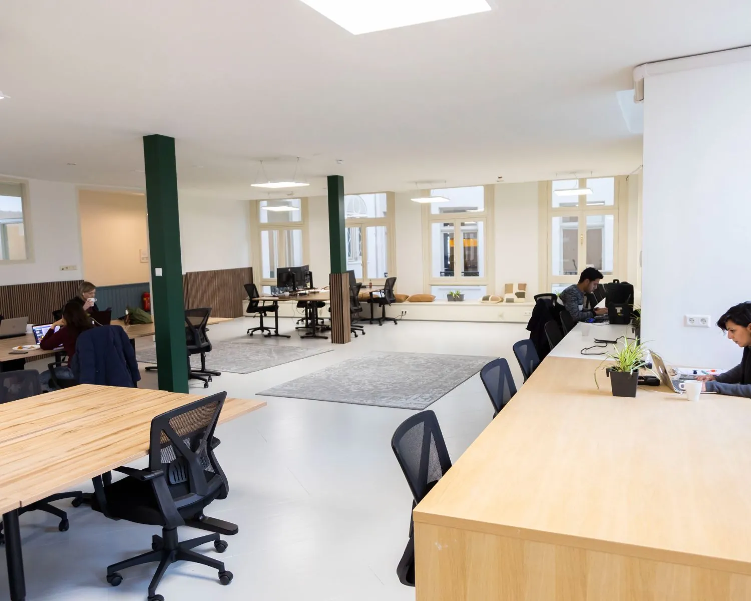 Moderne kantoorruimte aan de Prins Hendrikkade 21 in Amsterdam met flexplekken en werkende mensen.