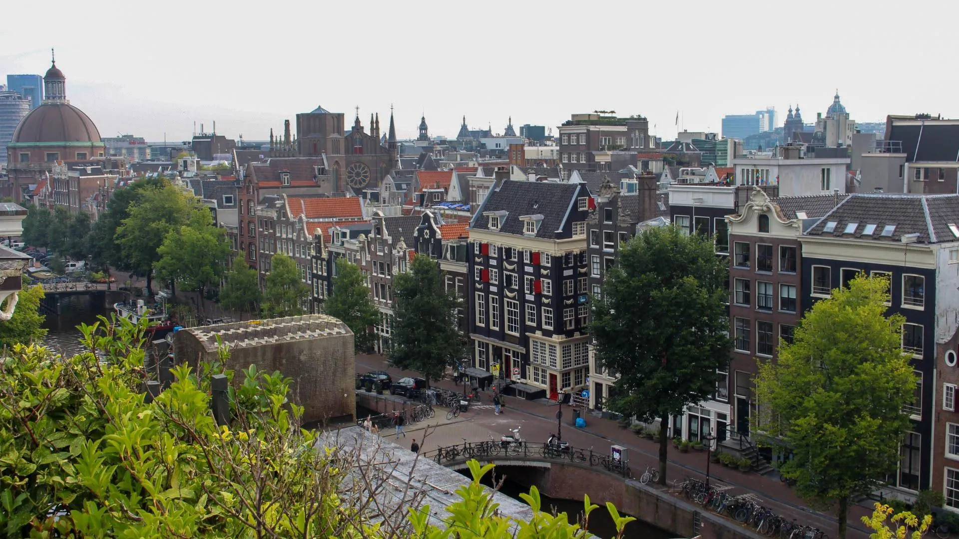 Uitzicht op de grachten en historische panden aan het Singel in Amsterdam, met kantoorruimte te huur op nummer 126-130.