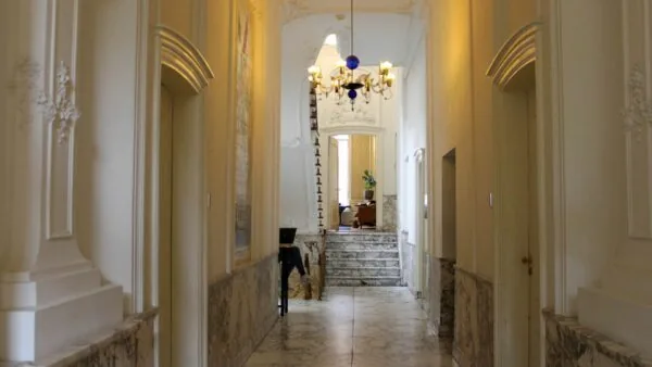 Elegante marmeren gang met klassieke details in kantoorruimte aan het Singel 126-130 in Amsterdam.