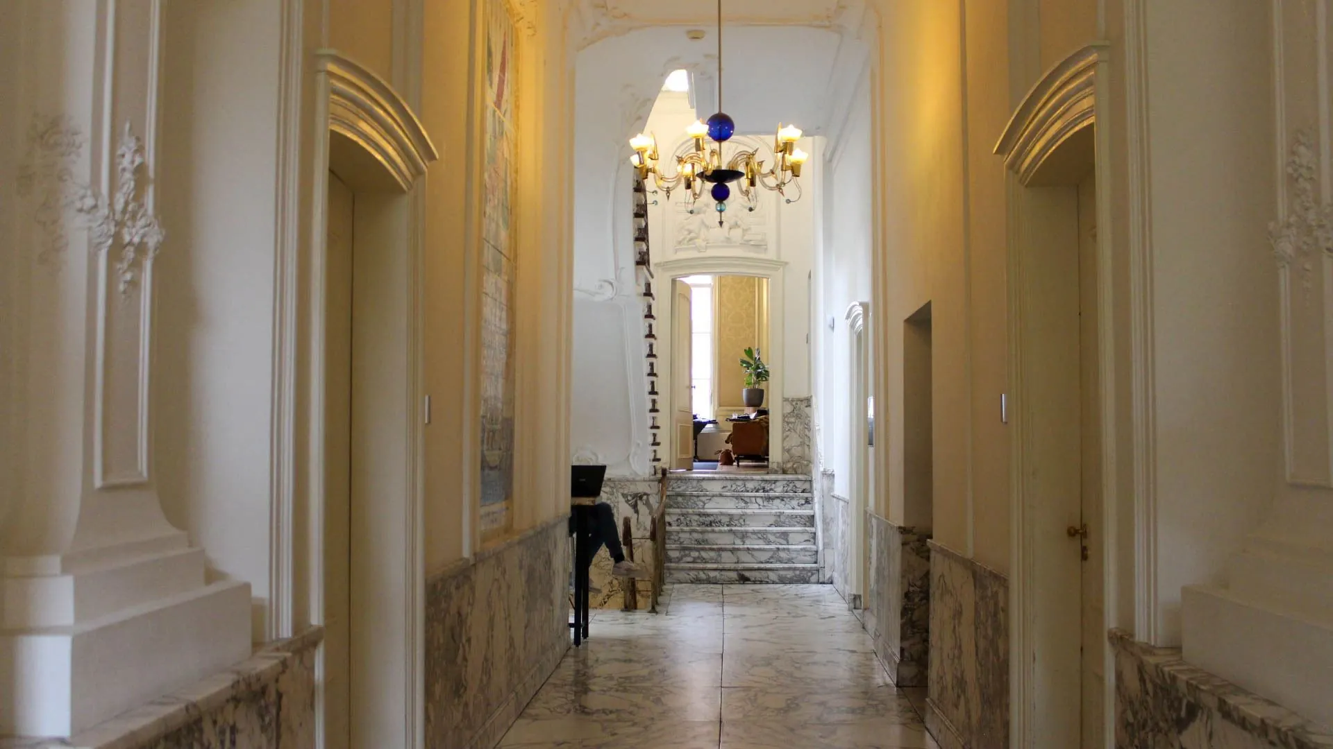 Elegante marmeren gang met klassieke details in kantoorruimte aan het Singel 126-130 in Amsterdam.