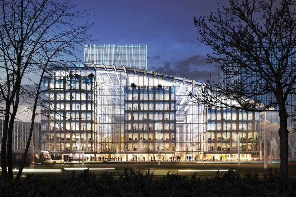 Modern kantoorgebouw aan de Strawinskylaan 1-10 in Amsterdam, verlicht in de avond.