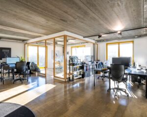 Moderne, lichte kantoorruimte met glazen vergaderruimte aan de Vliegtuigstraat 6 in Amsterdam.