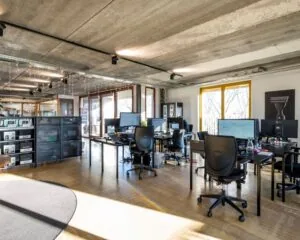 Moderne, lichte kantoorruimte met meerdere werkplekken aan de Vliegtuigstraat 6 in Amsterdam.