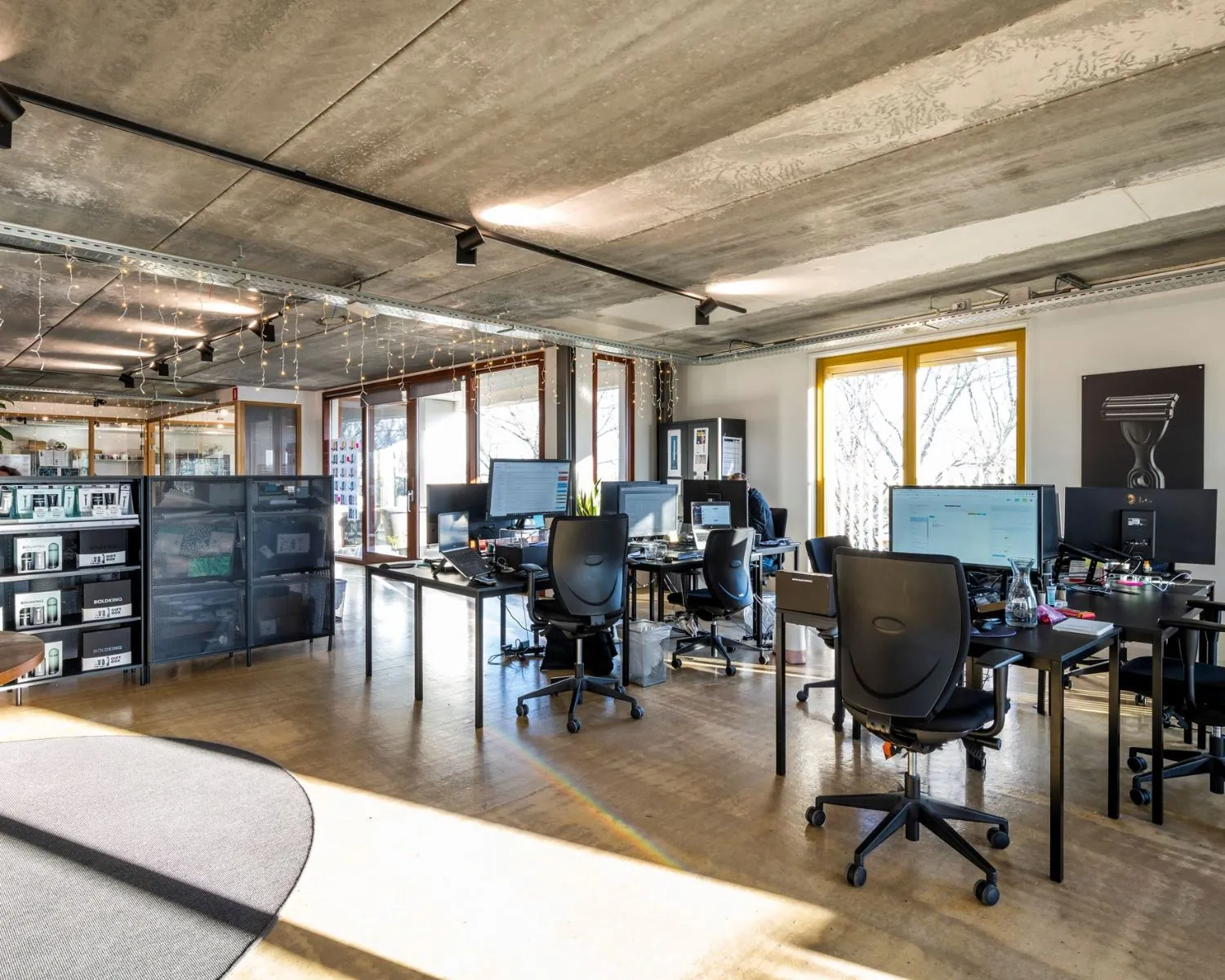 Moderne, lichte kantoorruimte met meerdere werkplekken aan de Vliegtuigstraat 6 in Amsterdam.