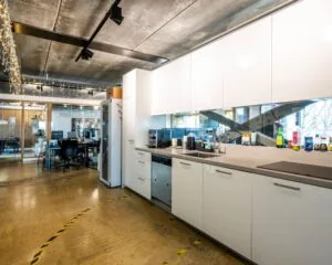 Moderne kantoorruimte met open keuken aan de Vliegtuigstraat 6 in Amsterdam.