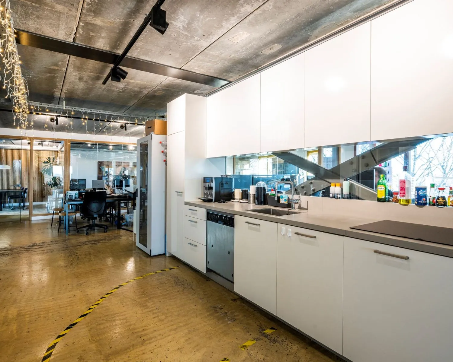 Moderne kantoorruimte met open keuken aan de Vliegtuigstraat 6 in Amsterdam.