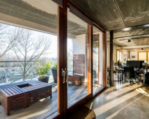 Moderne kantoorruimte aan de Vliegtuigstraat 6 in Amsterdam met balkon en glazen schuifdeuren.
