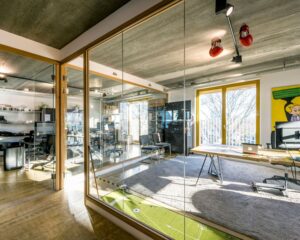 Moderne kantoorruimte in Amsterdam met glazen wanden, industriële details en veel natuurlijk licht.