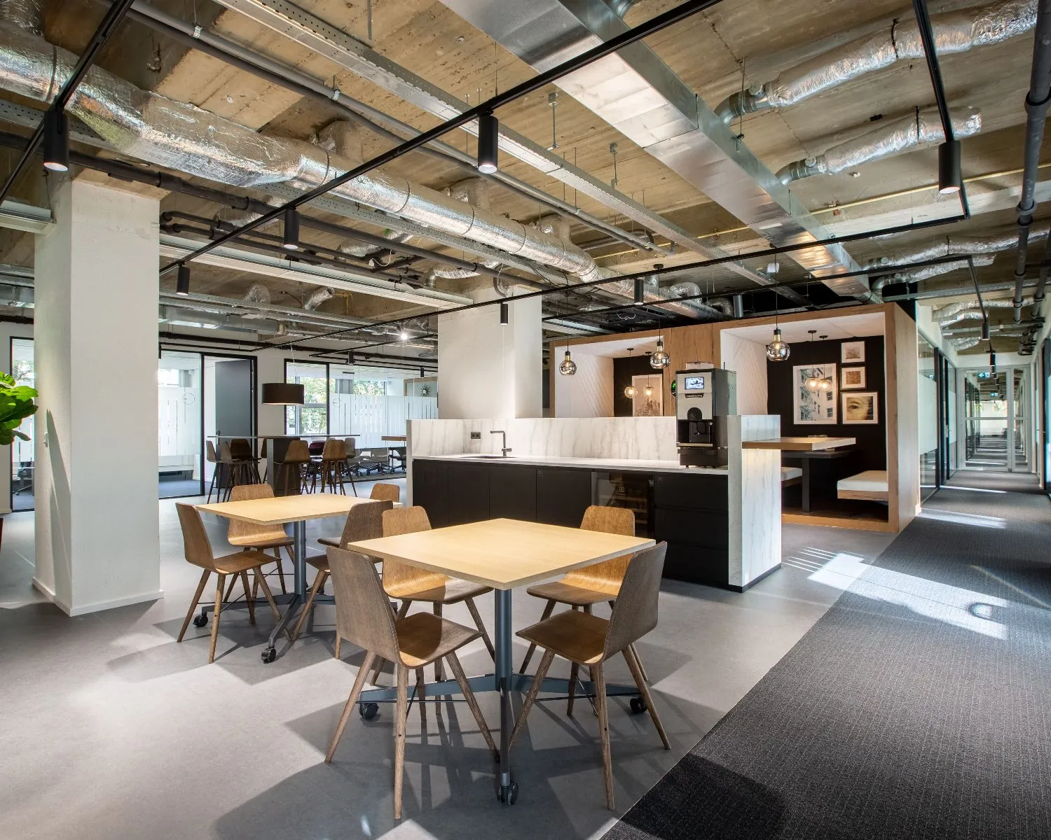 Moderne kantoorruimte in Amsterdam Weerdestein 97-10 met open werkplekken, zitgedeeltes en een koffiehoek.