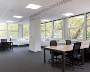 Moderne, lichte kantoorruimte met meerdere werkplekken aan de Weerdestein 97 in Amsterdam.