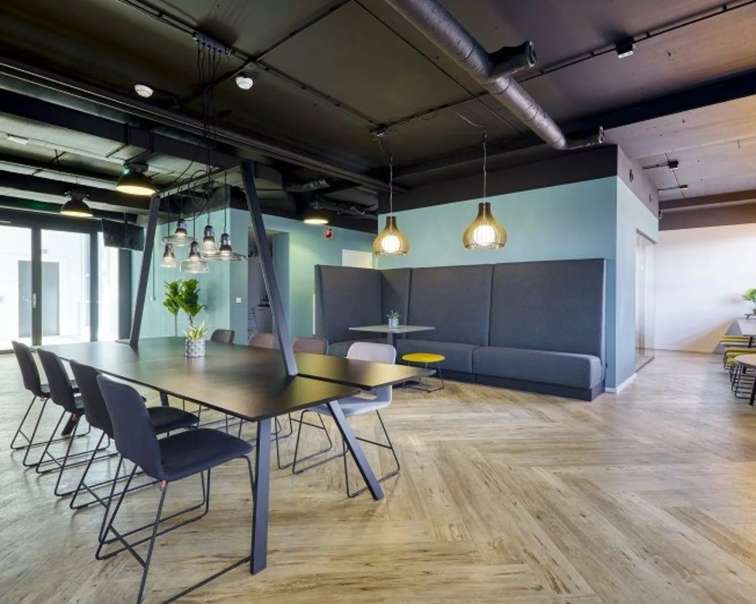 Moderne kantoorruimte in Delft met vergadertafel, zithoeken en industriële inrichting aan de Olof Palmeweg 12-18.