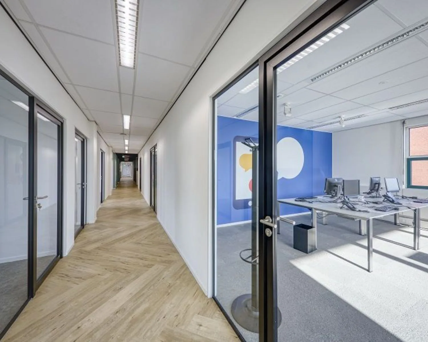 Moderne kantoorruimte aan Olof Palme 12-18 in Delft met glazen kantoorwanden en strakke inrichting.