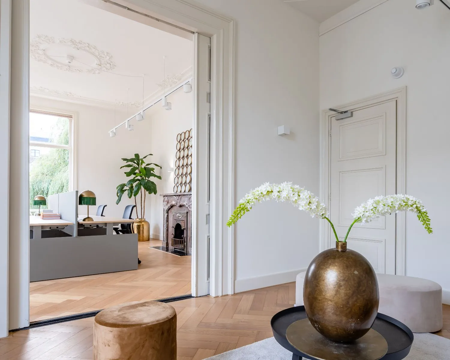 Stijlvol ingerichte kantoorruimte aan de Alexanderstraat in Den Haag met moderne werkplekken en klassieke details.