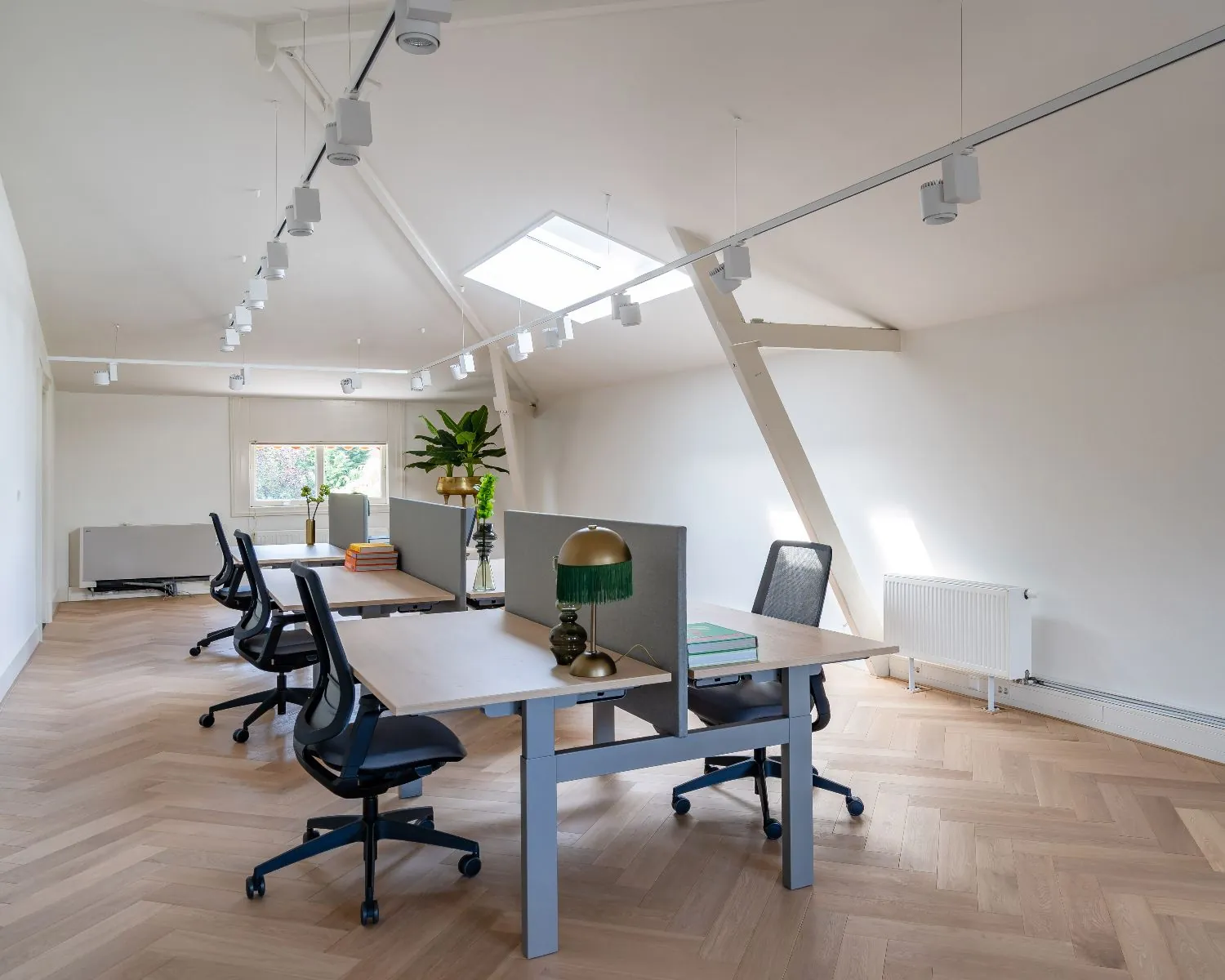 Moderne en lichte kantoorruimte met werkplekken aan de Alexanderstraat 4-6 in Den Haag.