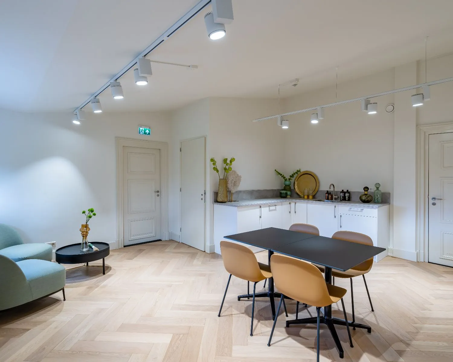 Moderne kantoorruimte in Den Haag met zithoek, vergadertafel en pantry op Alexanderstraat 4-6.