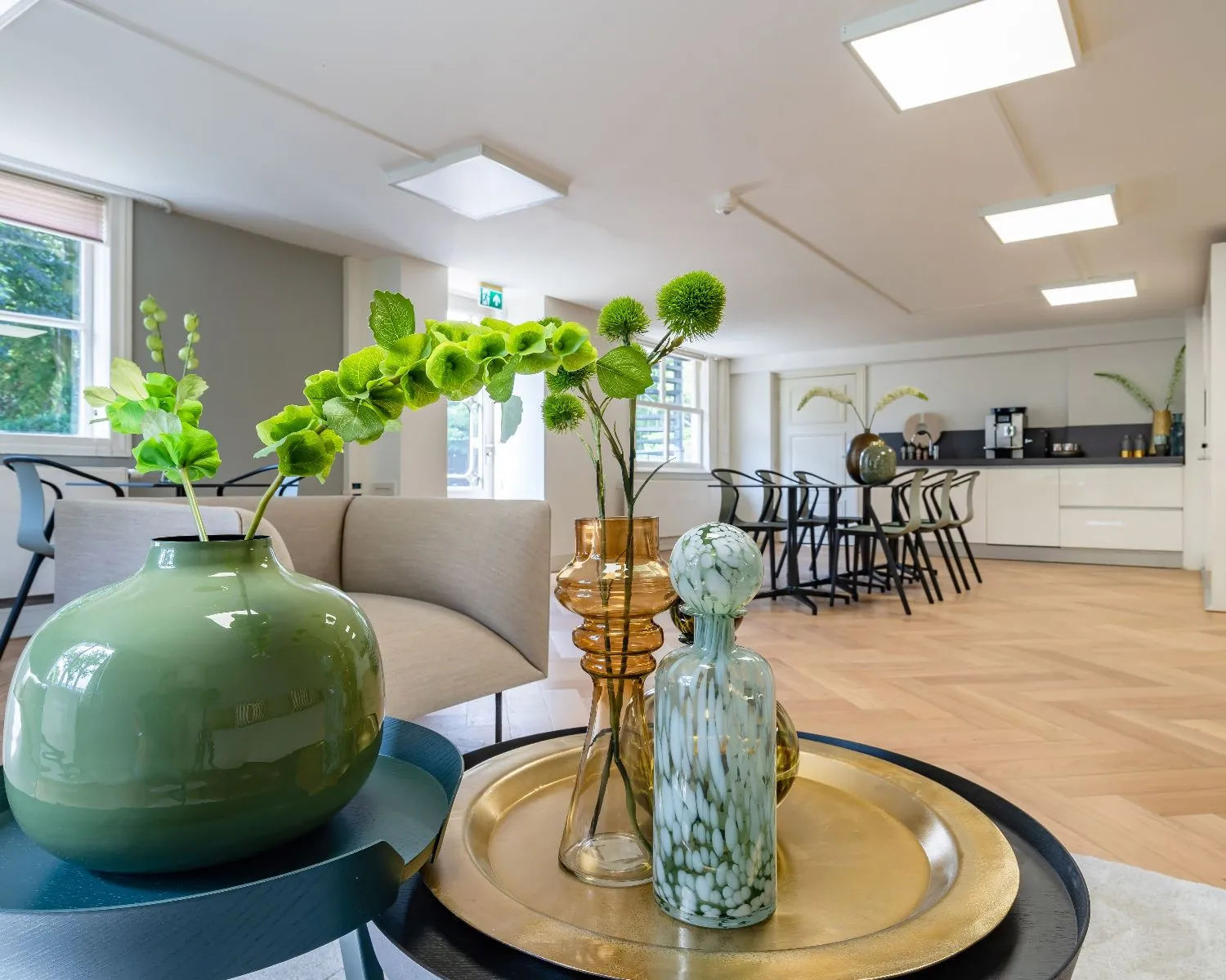 Moderne kantoorruimte aan de Alexanderstraat in Den Haag met stijlvolle inrichting, zithoek en open keuken.