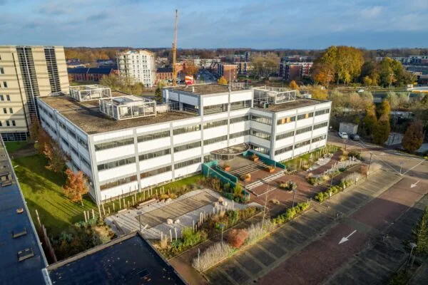 Luchtopname van een modern kantoorpand aan de Staverenstraat 15-17 in Deventer met parkeergelegenheid en groene omgeving.