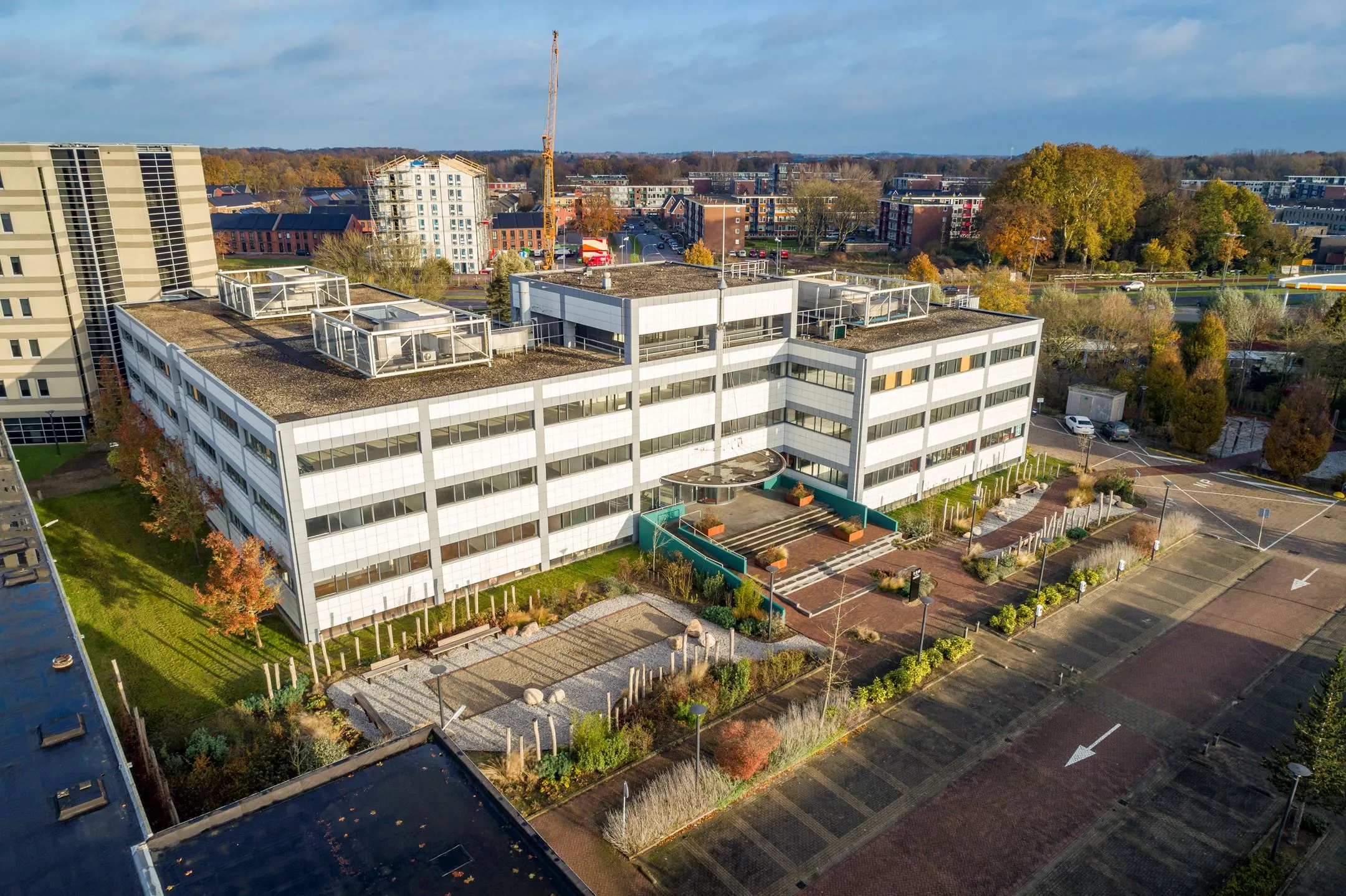 Luchtopname van een modern kantoorpand aan de Staverenstraat 15-17 in Deventer met parkeergelegenheid en groene omgeving.
