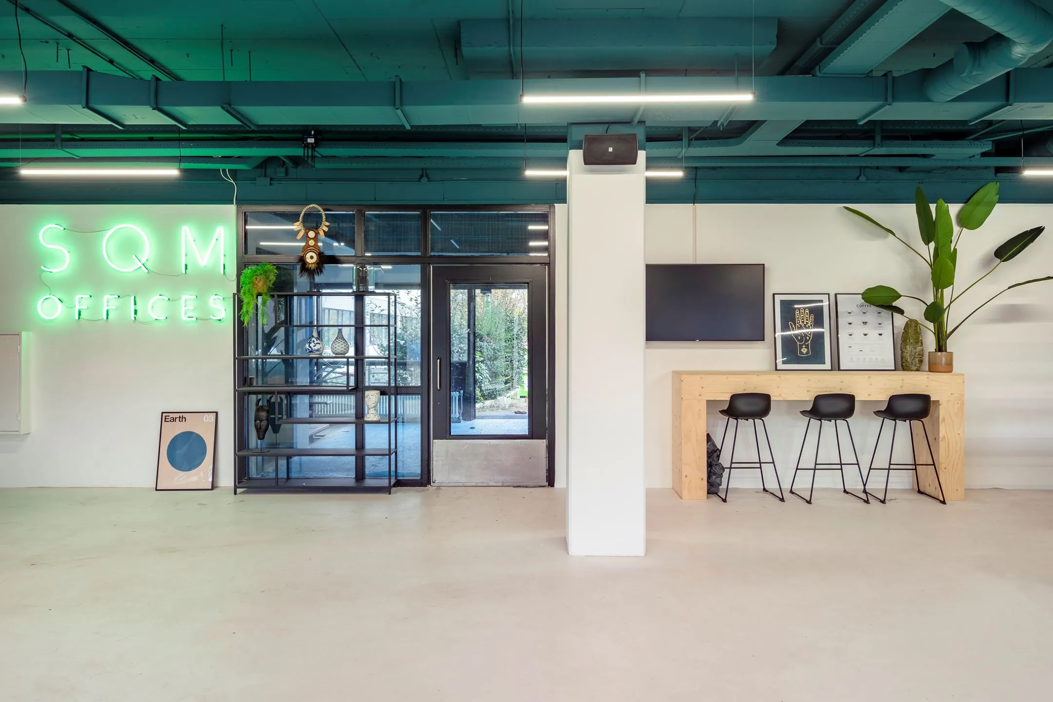 Moderne ontvangstruimte van kantoorruimte aan de Staverenstraat 15-17 in Deventer met neonverlichting, zitgedeelte en decoratieve elementen.