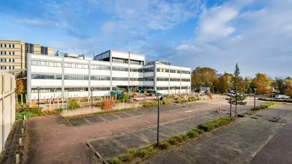 Modern kantoorpand aan de Staverenstraat 15-17 in Deventer met ruime parkeerplaatsen en omringd door groen.