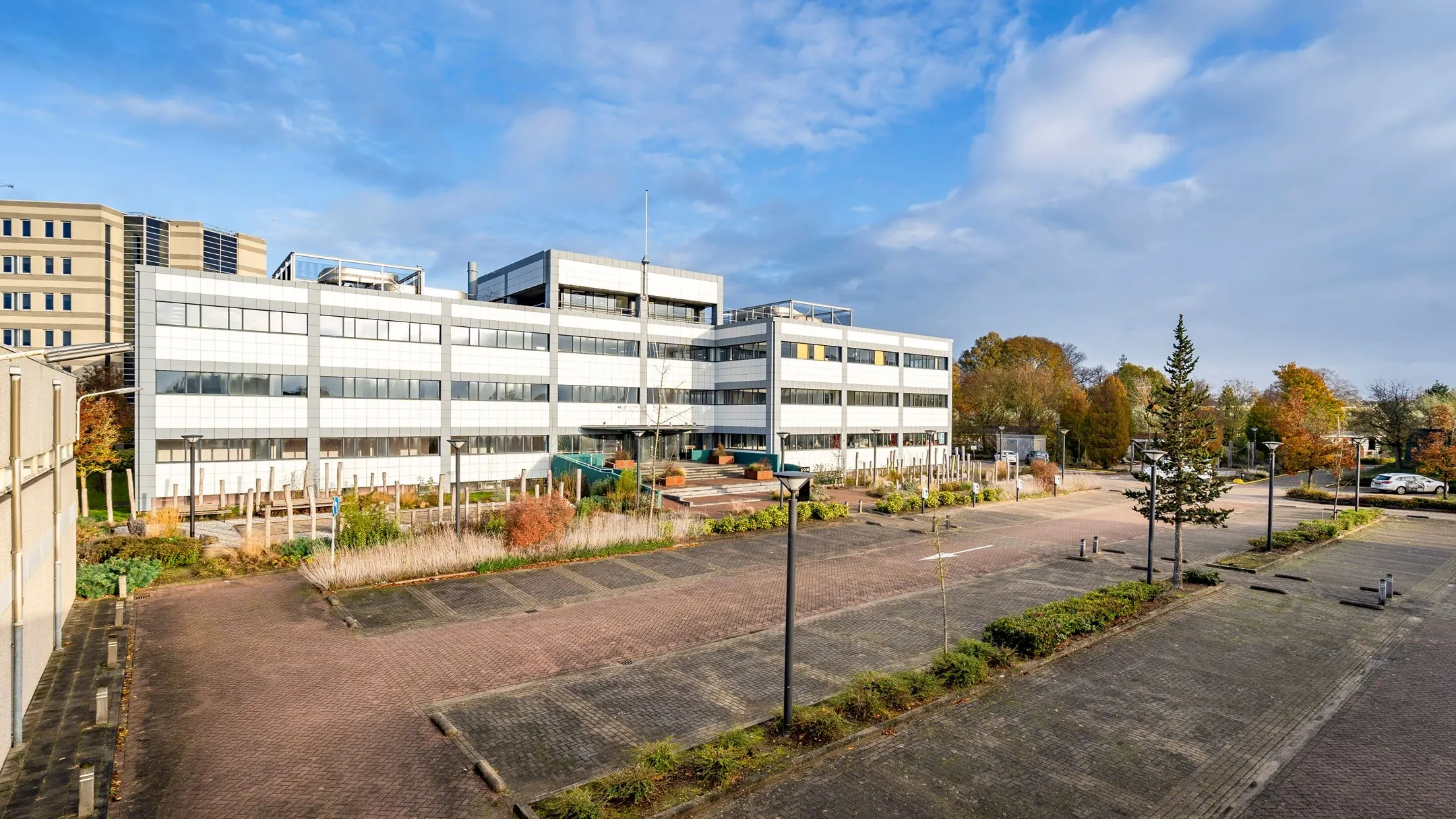 Modern kantoorpand aan de Staverenstraat 15-17 in Deventer met ruime parkeerplaatsen en omringd door groen.
