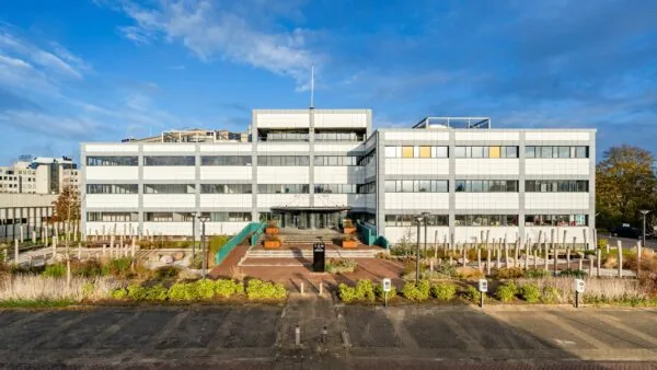 Vooraanzicht van een modern kantoorgebouw aan de Staverenstraat 15-17 in Deventer, met een nette entree en aangelegde voortuin.