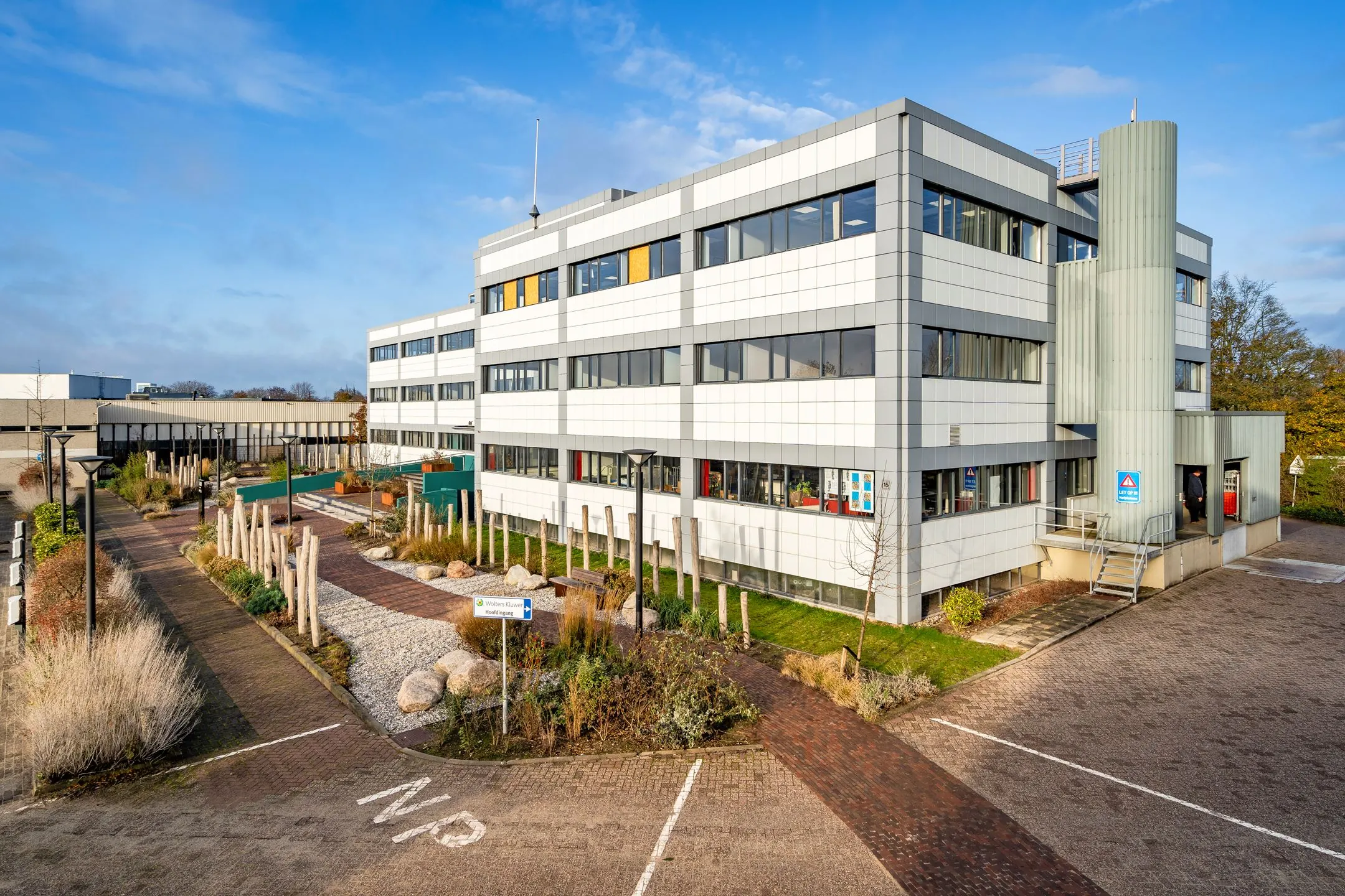 Modern kantoorpand aan de Staverenstraat 15-17 in Deventer met verzorgde tuin en parkeergelegenheid.