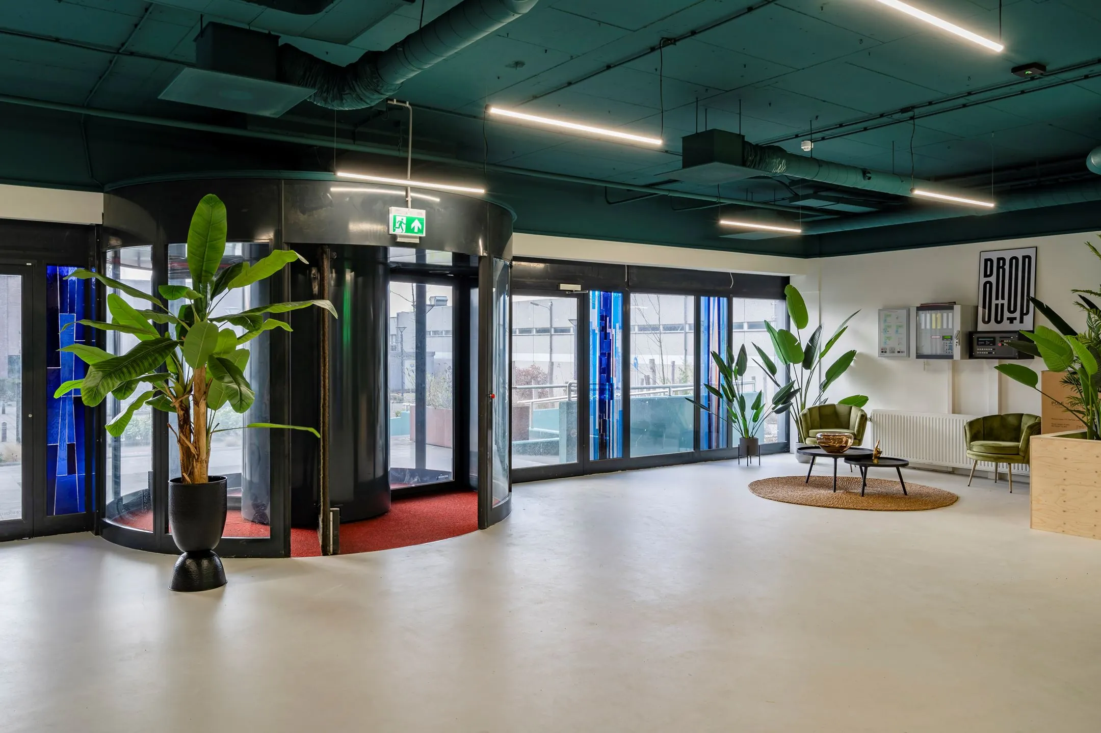 Moderne kantoorruimte met draaiende entree, zitgedeelte en veel groen aan de Staverenstraat 15-17 in Deventer.