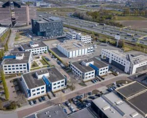 Luchtfoto van kantorencomplex aan de Europalaan 2 in Den Bosch met meerdere vrijstaande bedrijfsgebouwen en parkeergelegenheid.