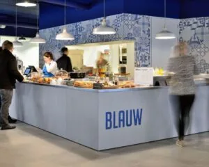 Moderne bedrijfsrestaurantbalie met de naam 'BLAUW' in een kantoorruimte aan de Europalaan 2 in Den Bosch.